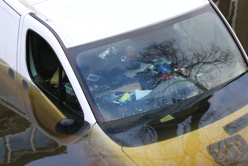 Bestelbus rolt het water in