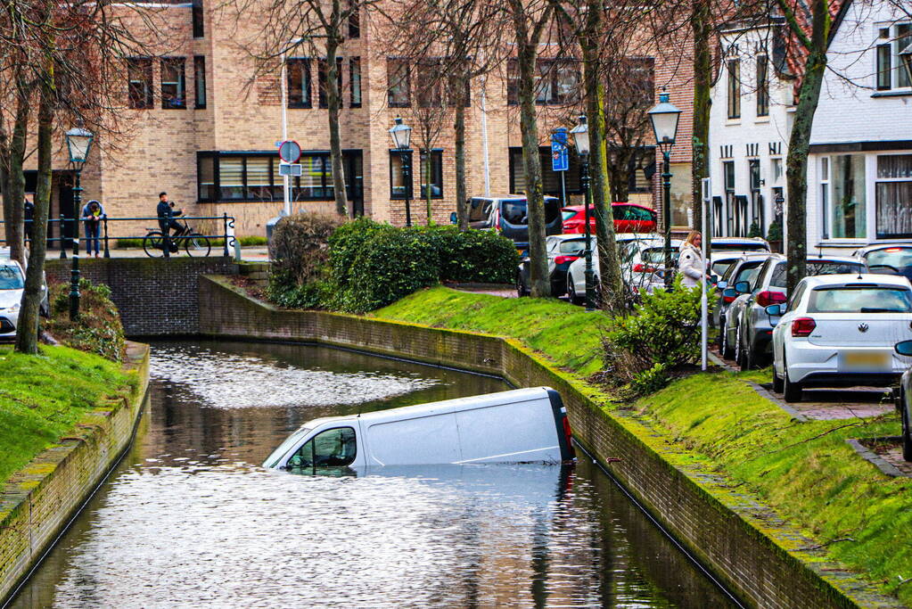 Bestelbus rolt het water in