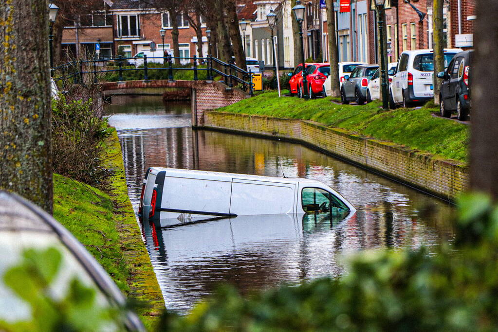 Bestelbus rolt het water in