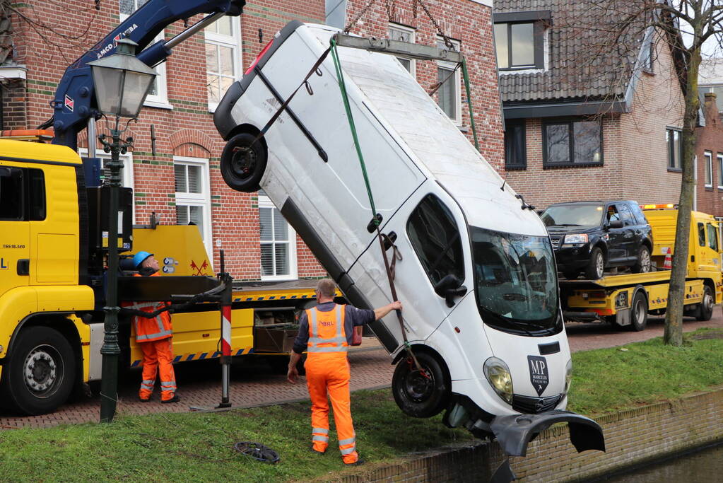 Bestelbus rolt het water in