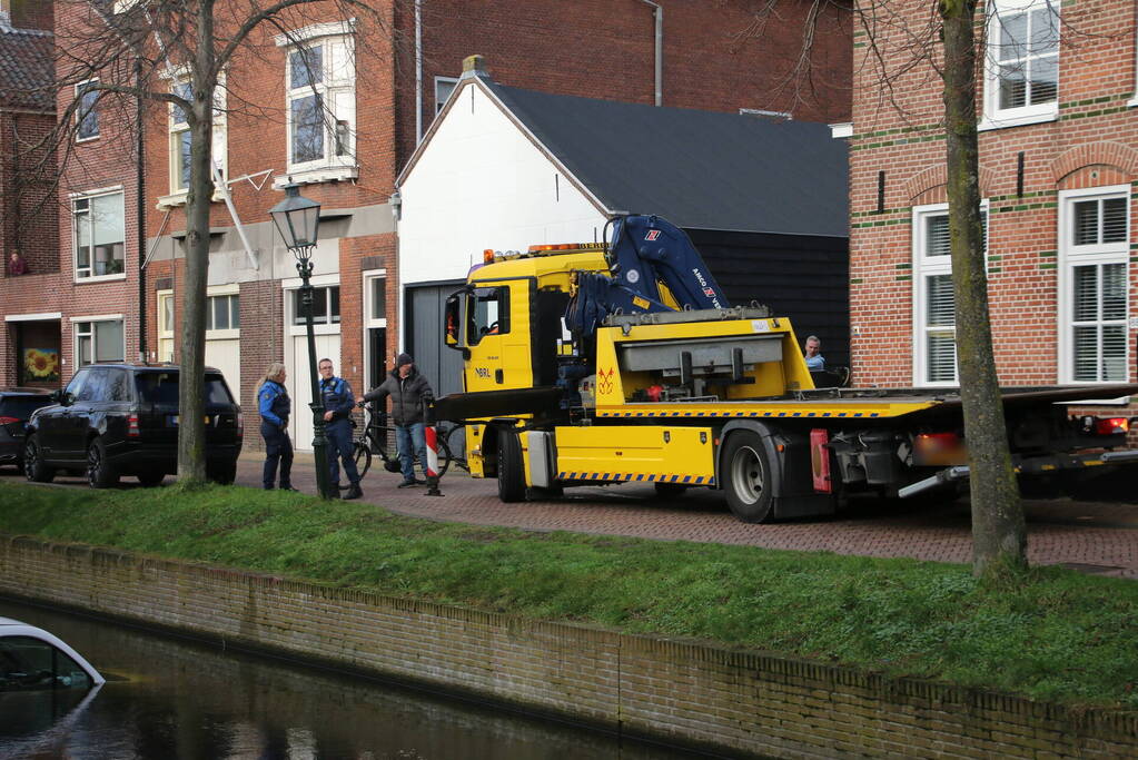 Bestelbus rolt het water in