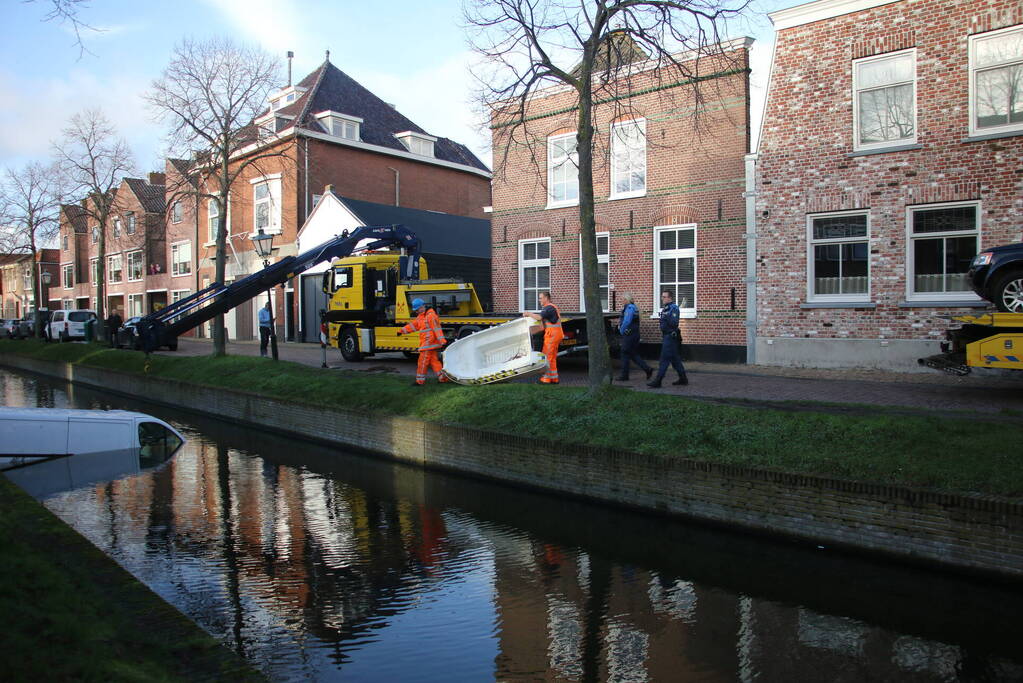 Bestelbus rolt het water in