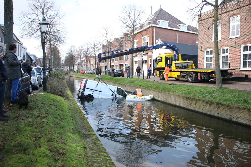 Bestelbus rolt het water in