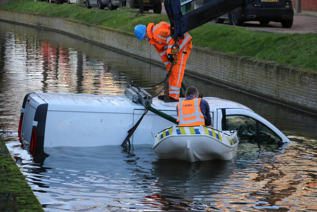 Bestelbus rolt het water in
