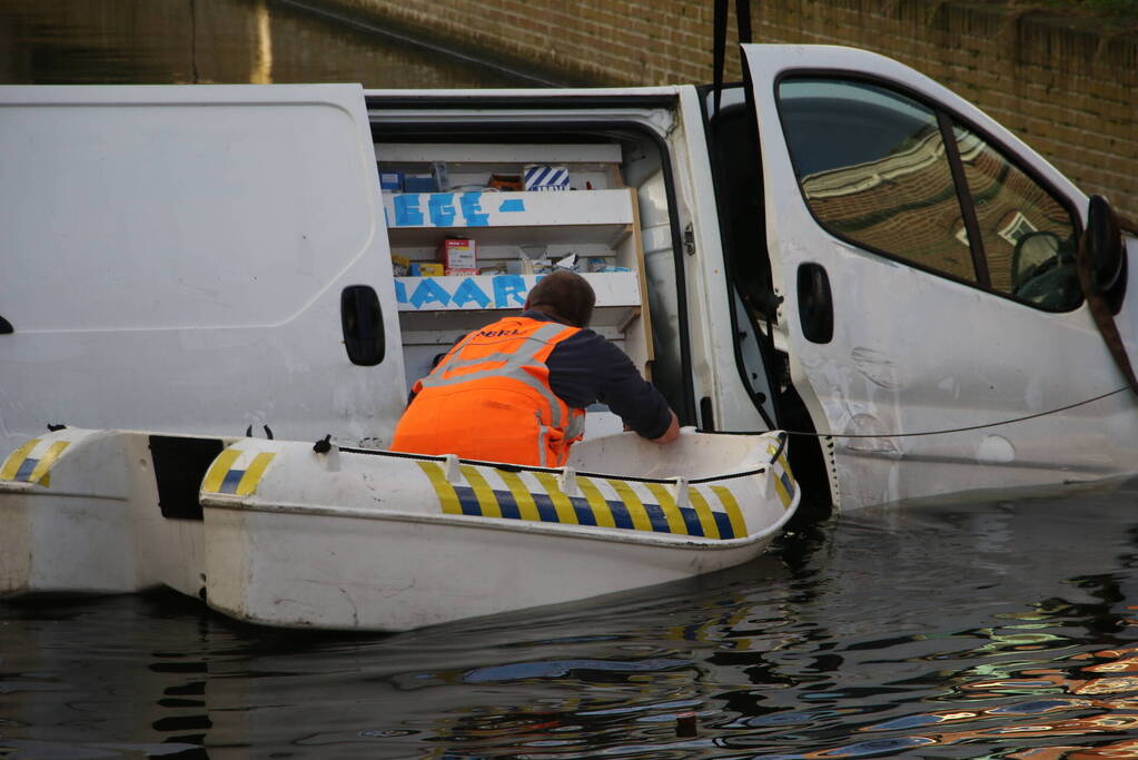 Bestelbus rolt het water in