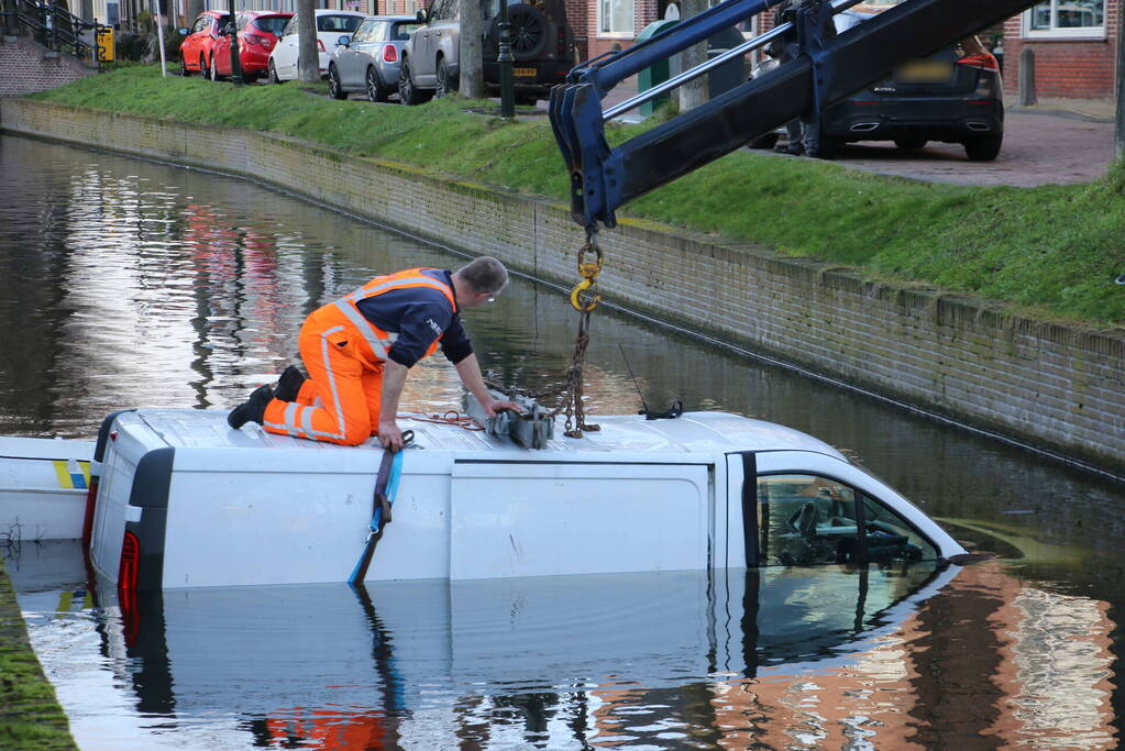 Bestelbus rolt het water in