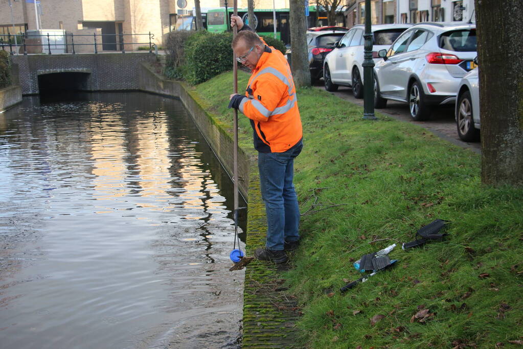 Bestelbus rolt het water in