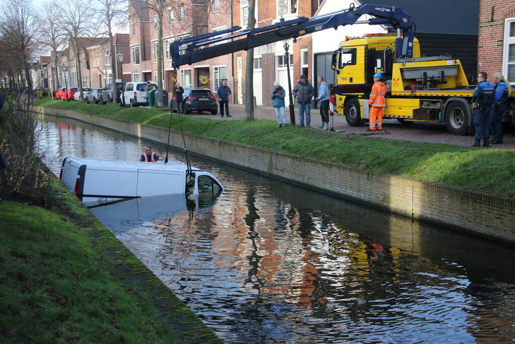Bestelbus rolt het water in
