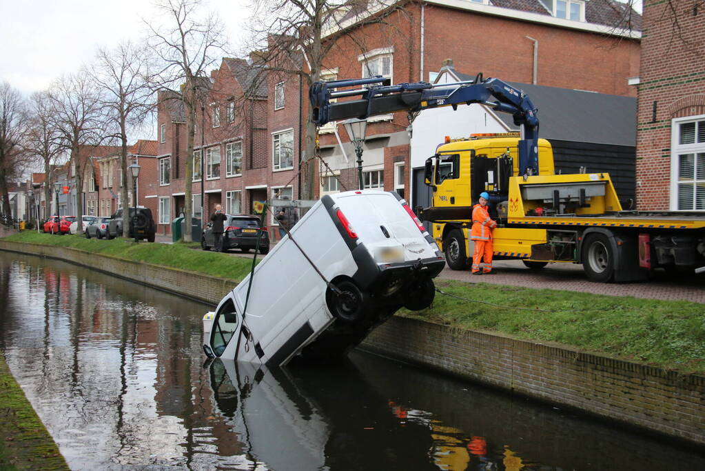 Bestelbus rolt het water in