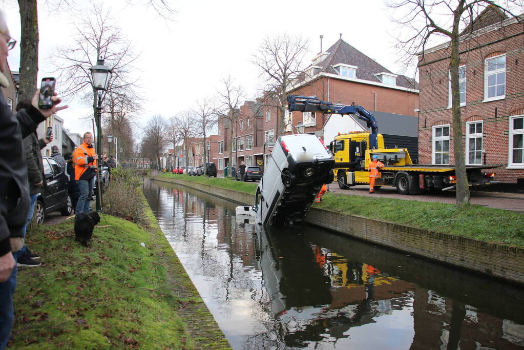Bestelbus rolt het water in