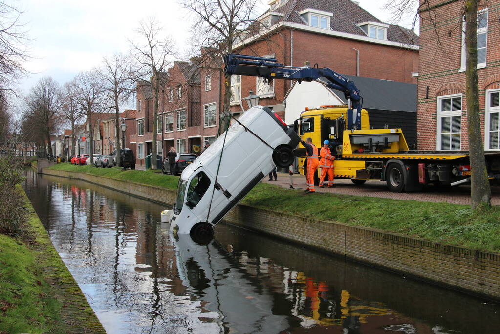 Bestelbus rolt het water in