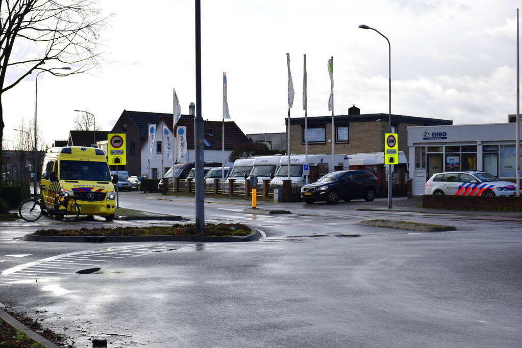 E-biker gewond bij botsing op rotonde