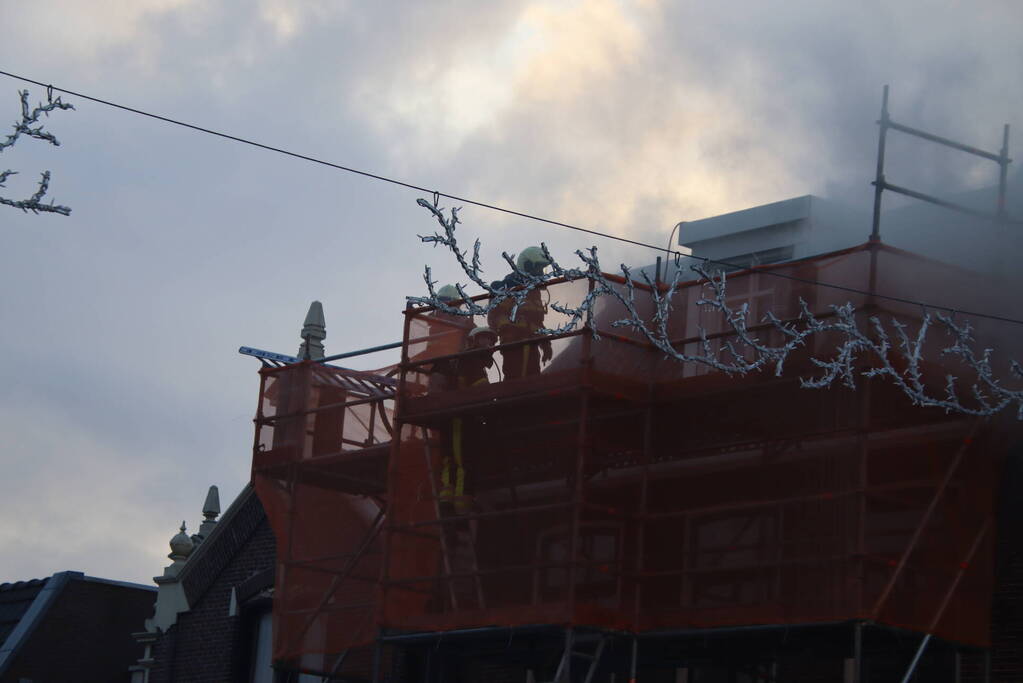 Flinke rook ontwikkeling bij uitslaande brand