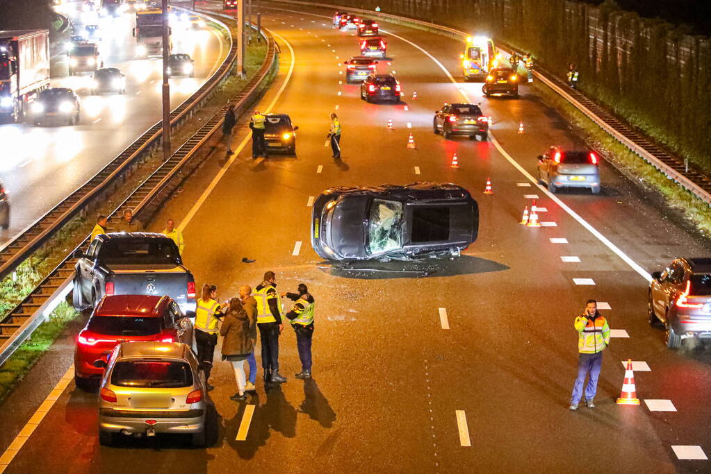 Auto belandt op zijn kant bij kettingbotsing
