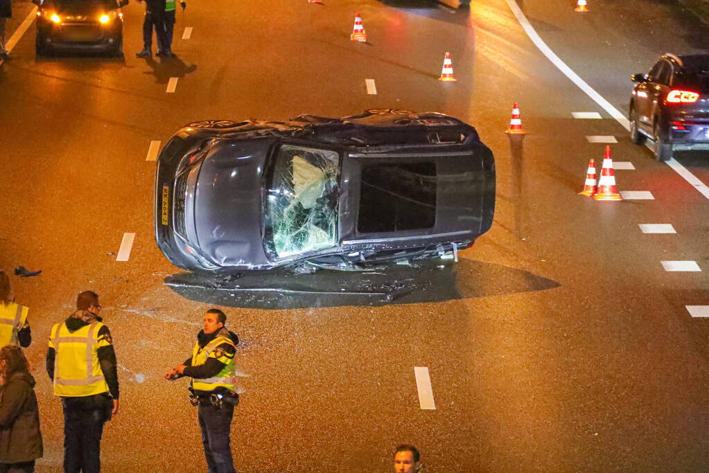 Auto belandt op zijn kant bij kettingbotsing