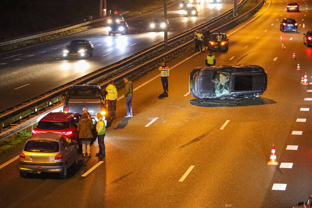 Auto belandt op zijn kant bij kettingbotsing