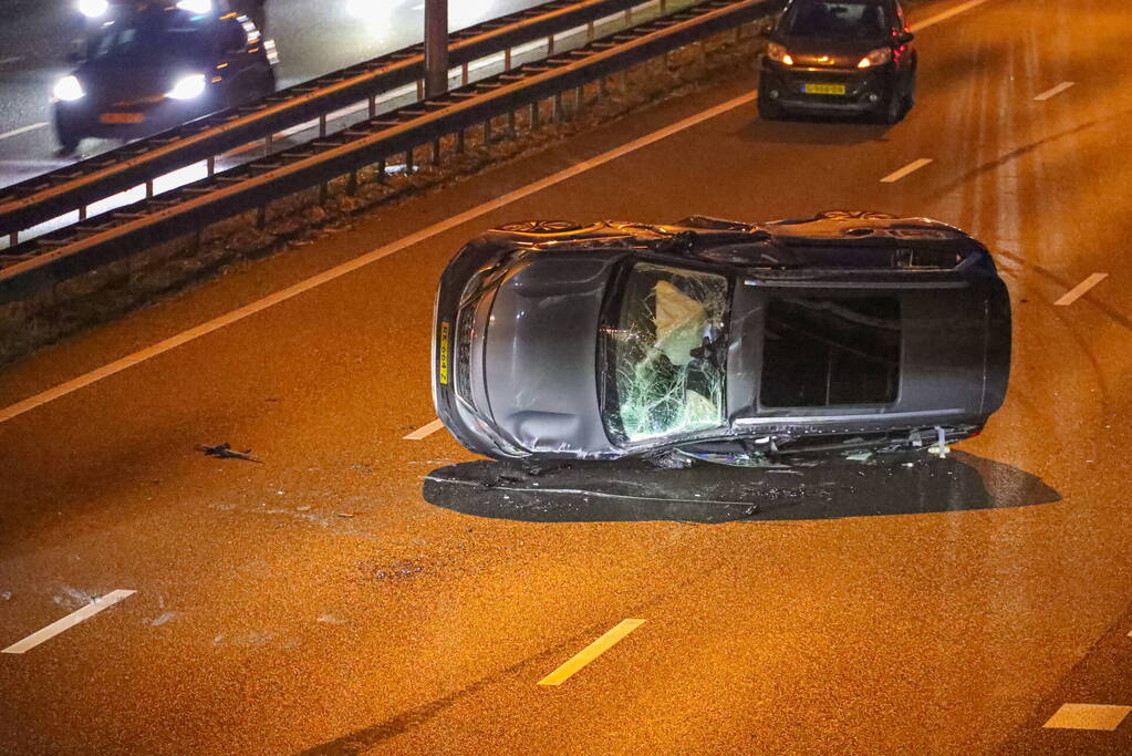 Auto belandt op zijn kant bij kettingbotsing