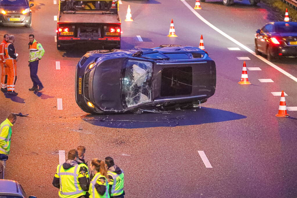 Auto belandt op zijn kant bij kettingbotsing