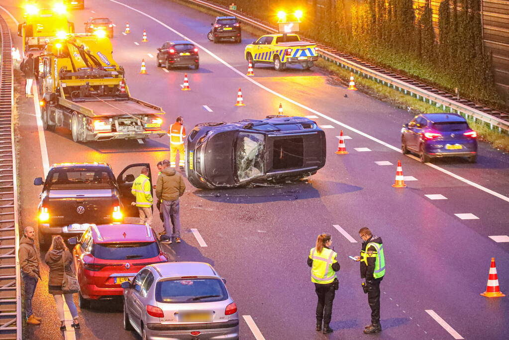 Auto belandt op zijn kant bij kettingbotsing