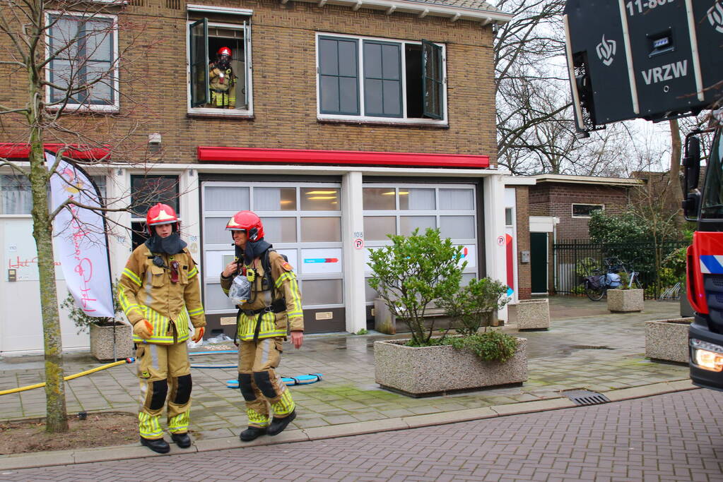 Brandweer blust brand in appartement