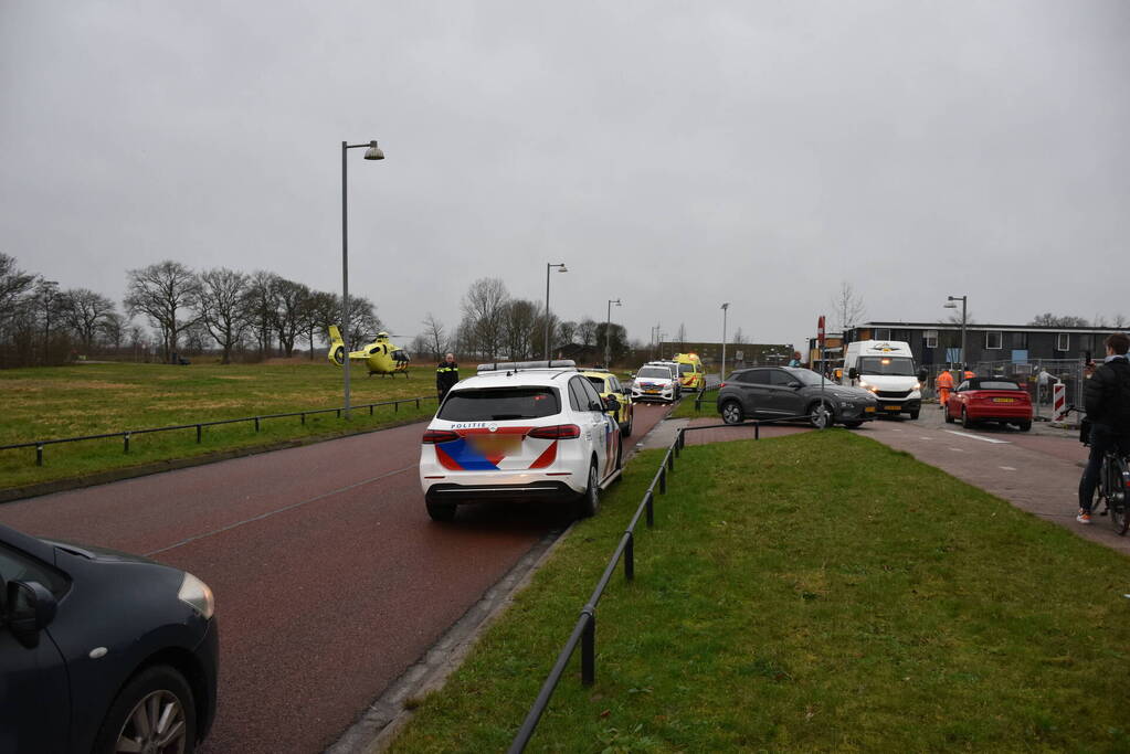 Traumahelikopter landt bij schoolgebouw