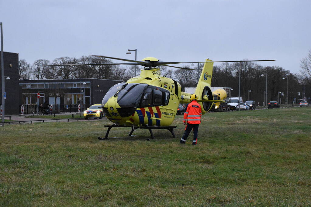 Traumahelikopter landt bij schoolgebouw