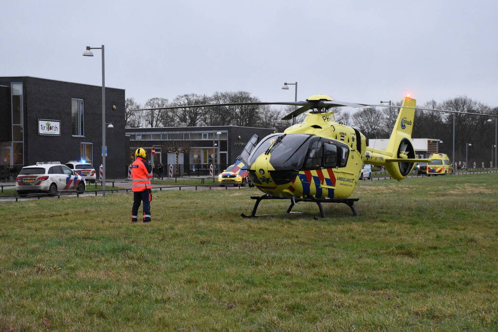 Traumahelikopter landt bij schoolgebouw