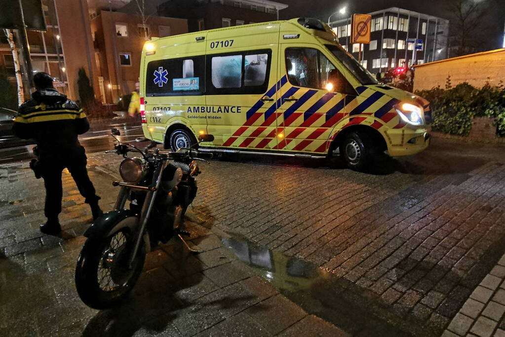 Bestuurder motor rijdt fietser aan