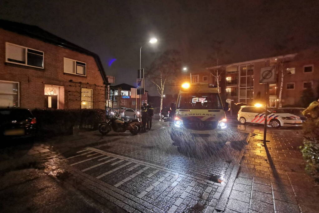 Bestuurder motor rijdt fietser aan