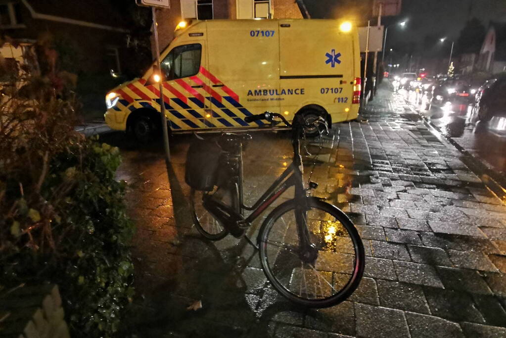 Bestuurder motor rijdt fietser aan