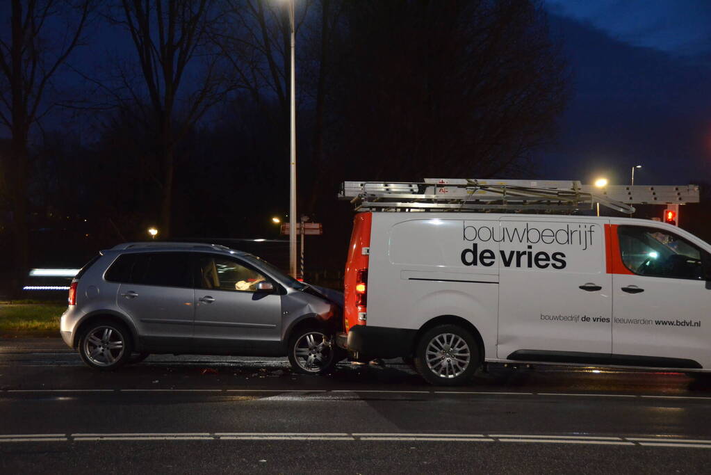 Personenwagen knalt achterop bestelbus voor stoplicht