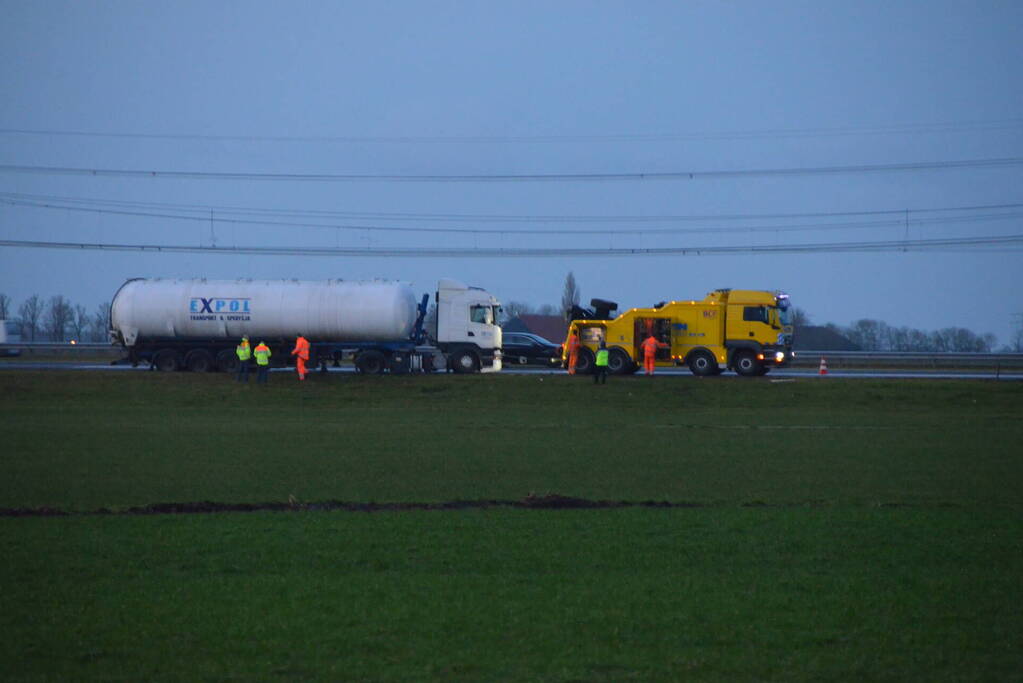 Behoorlijke schade bij botsing tussen twee vrachtwagens