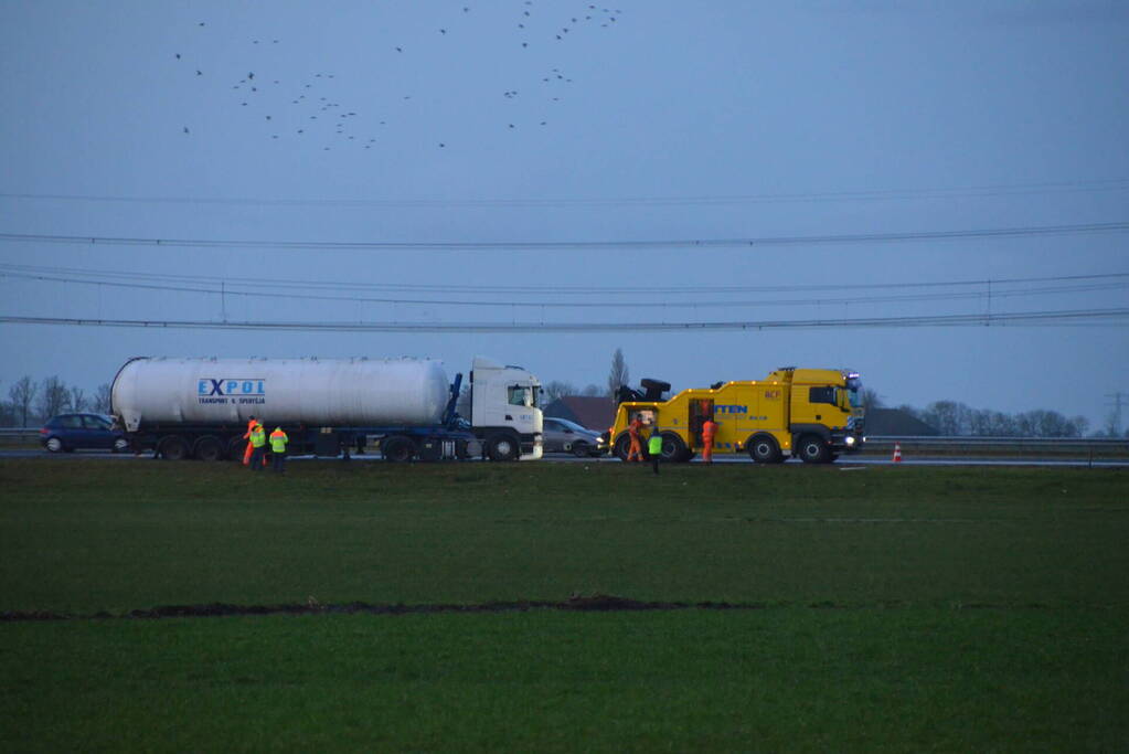 Behoorlijke schade bij botsing tussen twee vrachtwagens