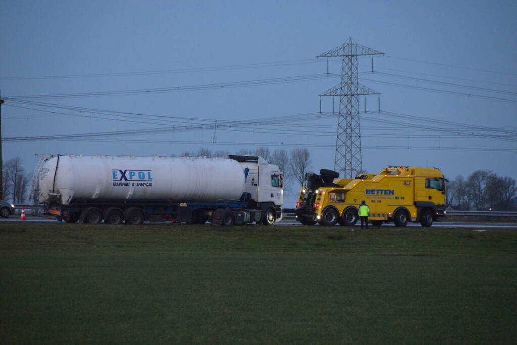 Behoorlijke schade bij botsing tussen twee vrachtwagens