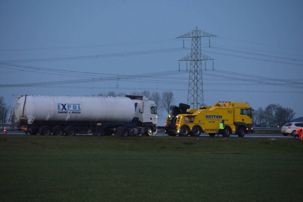 Behoorlijke schade bij botsing tussen twee vrachtwagens