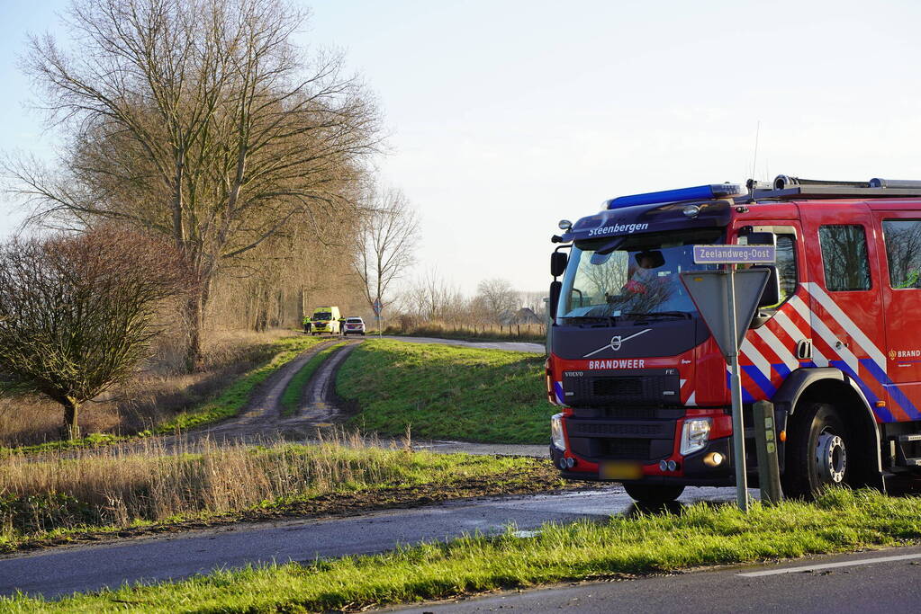 Twee man met auto de sloot in