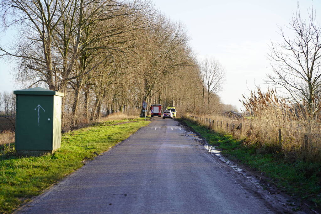 Twee man met auto de sloot in