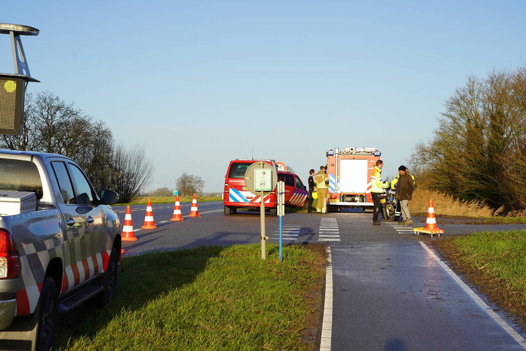 Twee man met auto de sloot in