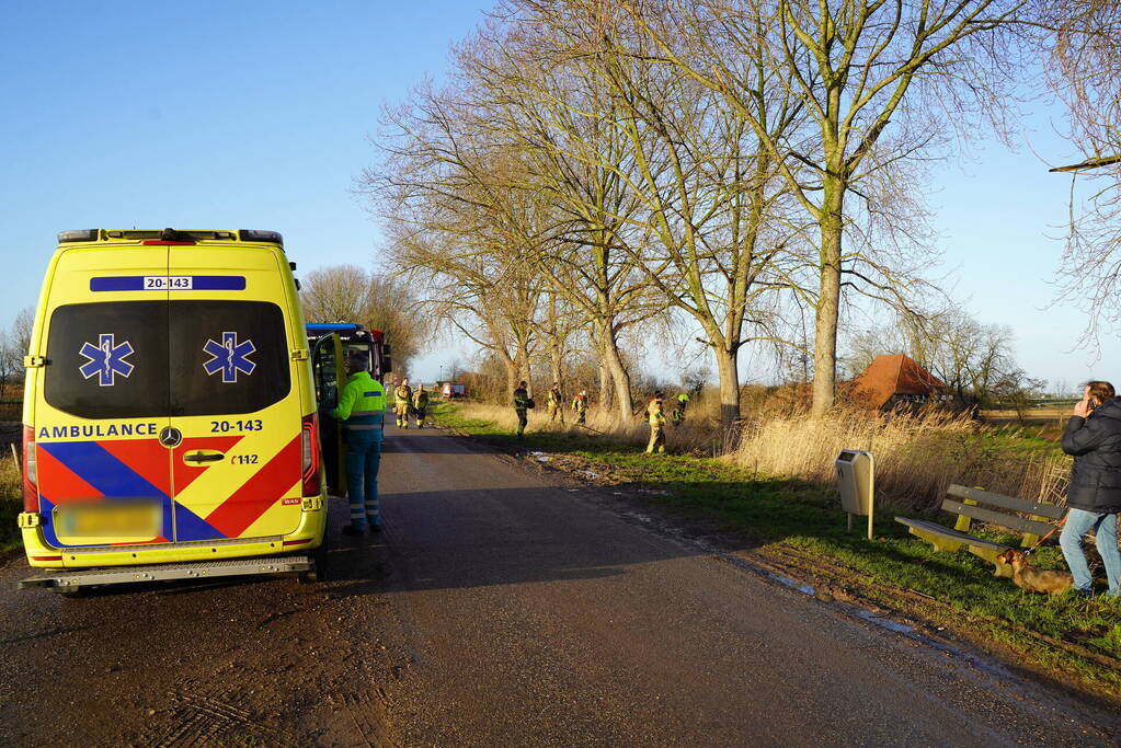 Twee man met auto de sloot in