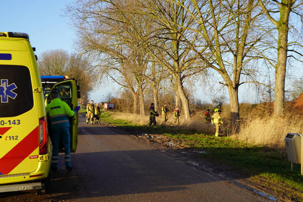 Twee man met auto de sloot in