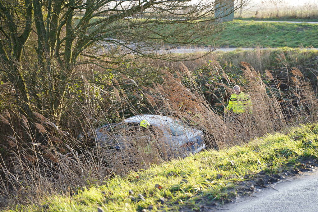 Twee man met auto de sloot in