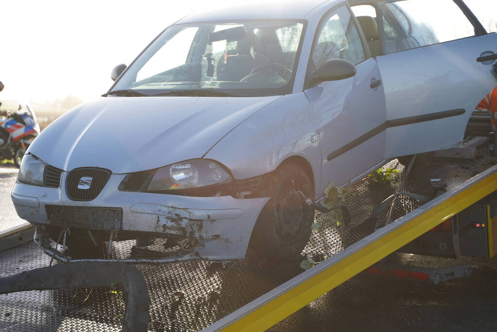 Twee man met auto de sloot in