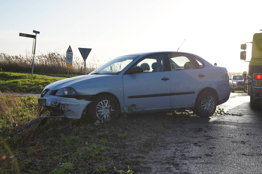 Twee man met auto de sloot in