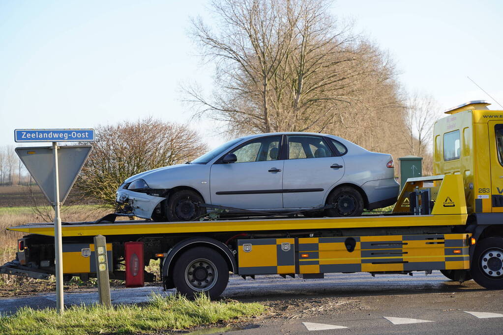 Twee man met auto de sloot in