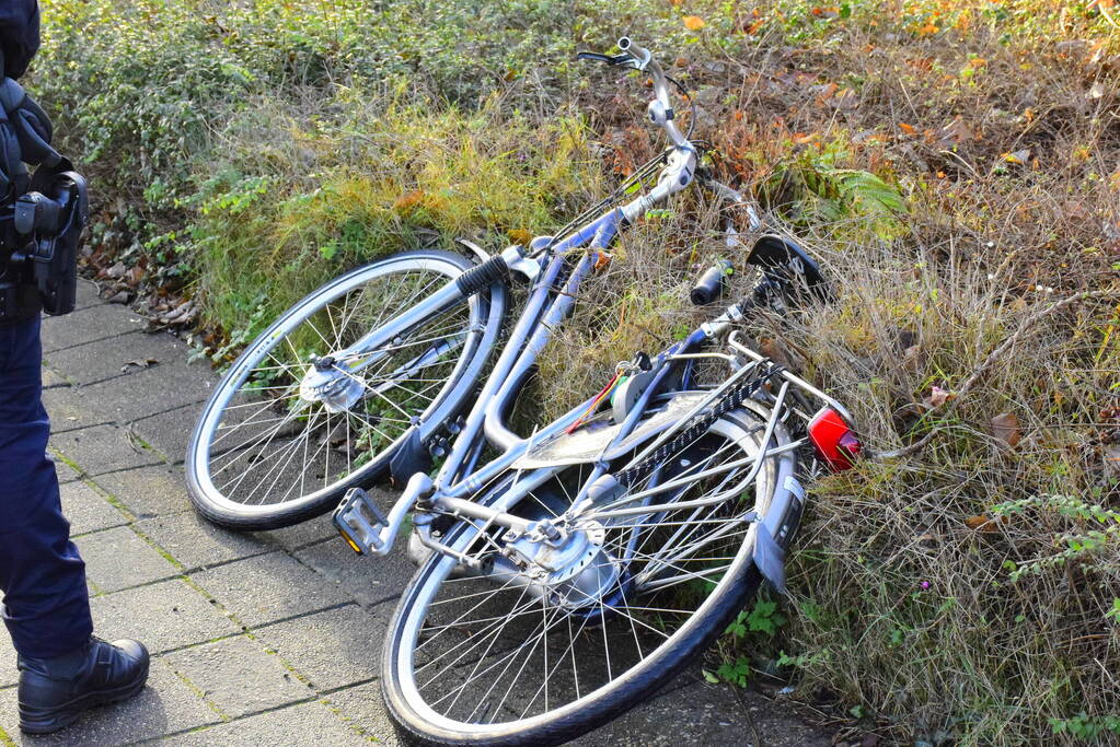 Jonge fietser naar ziekenhuis na aanrijding met auto