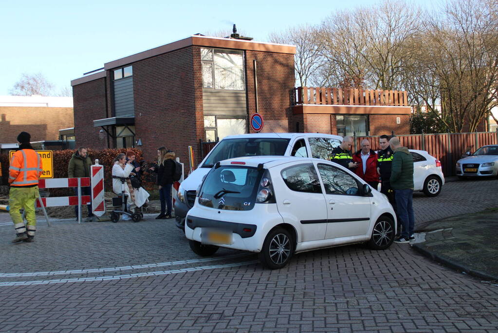 Taxi busje komt in botsing met auto