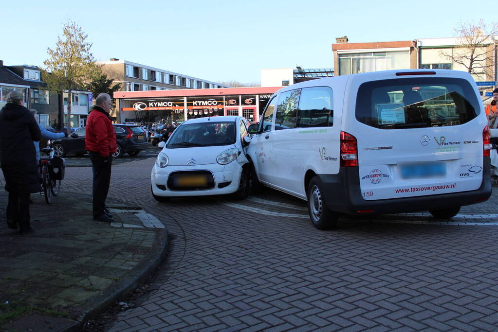 Taxi busje komt in botsing met auto