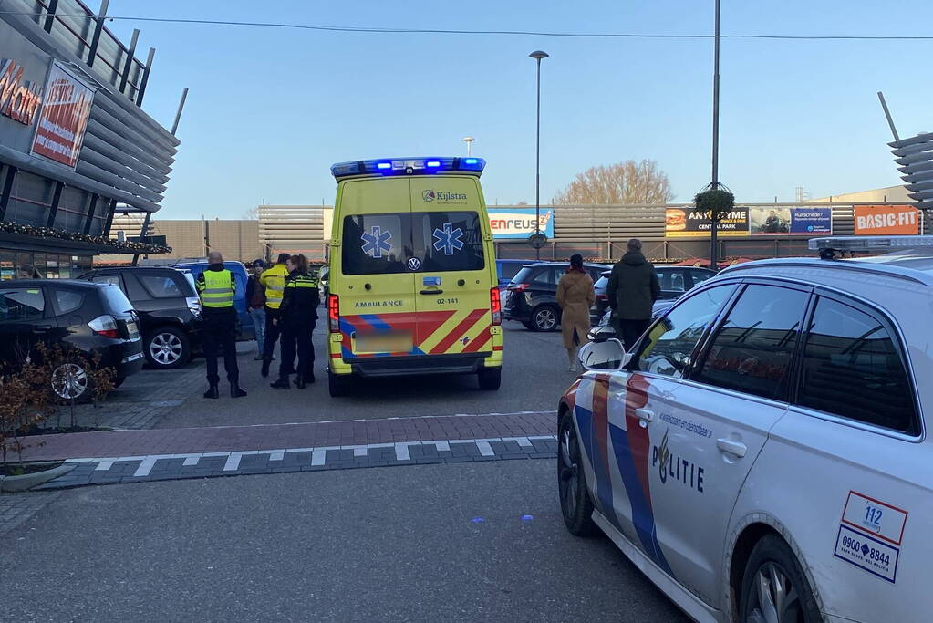 Persoon in scootmobiel aangereden