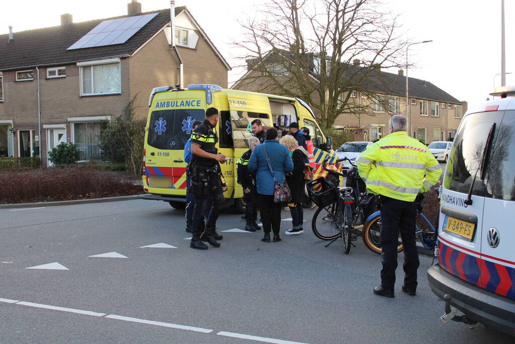 Fietser geschept door personenauto