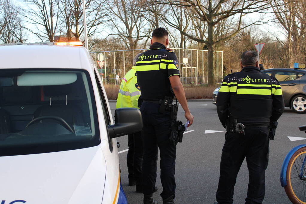 Fietser geschept door personenauto